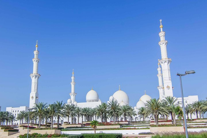 Explore the stunning architecture of the Sheikh Zayed Grand Mosque where intricate designs meet serene surroundings offering a perfect backdrop for a memorable Abu Dhabi experience.